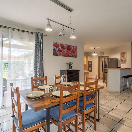 Holiday home Maison Familiale Climatisee A - 6 Pers, Proche Centre & Pistes Cyclables - Fr-1-319-546
